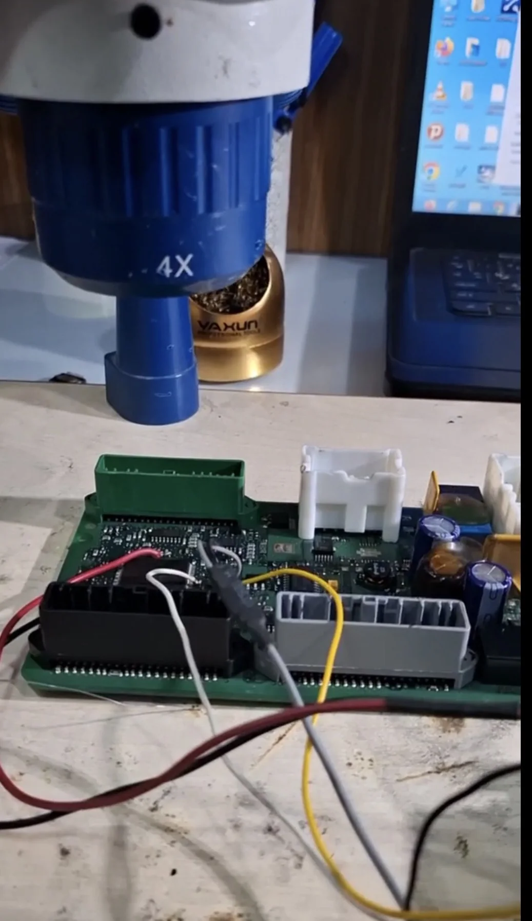 نمونه‌کار واقعی KEYLINE369 بررسی برد الکترونیکی یونیت خودرو زیر میکروسکوپ تعمیرگاهی